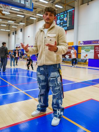 Na včerejší 1. domácí utkání @bk_gapa_hradec_kralove proti @bkopava jsme do 𝐒𝐨𝐥𝐝𝐨𝐮𝐭 𝐒𝐞𝐚𝐭𝐬 usadili pár našich známých. Díky...